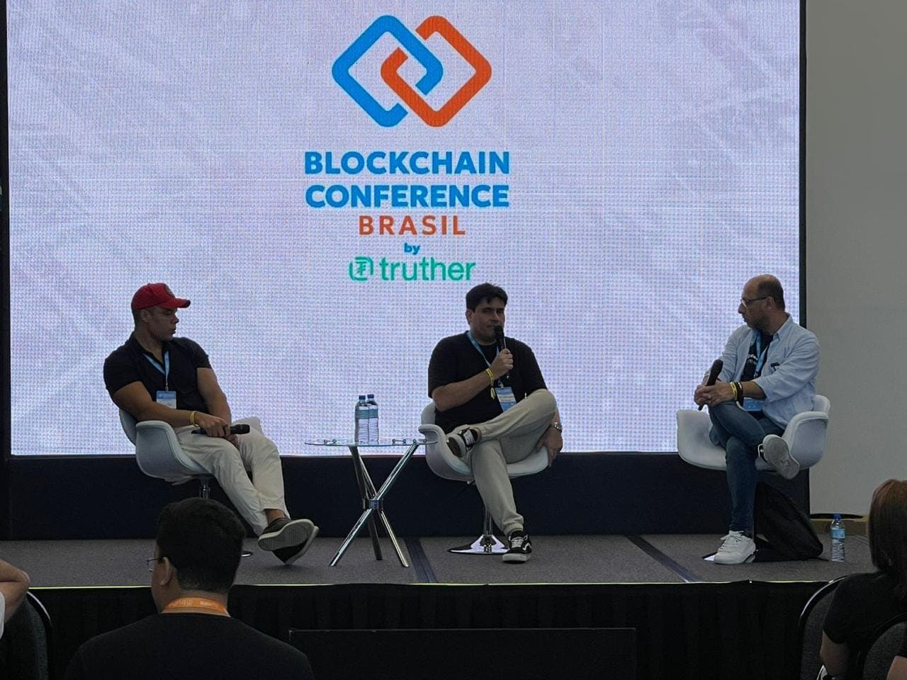 Painel no palco da Blockchain Conference Brasil