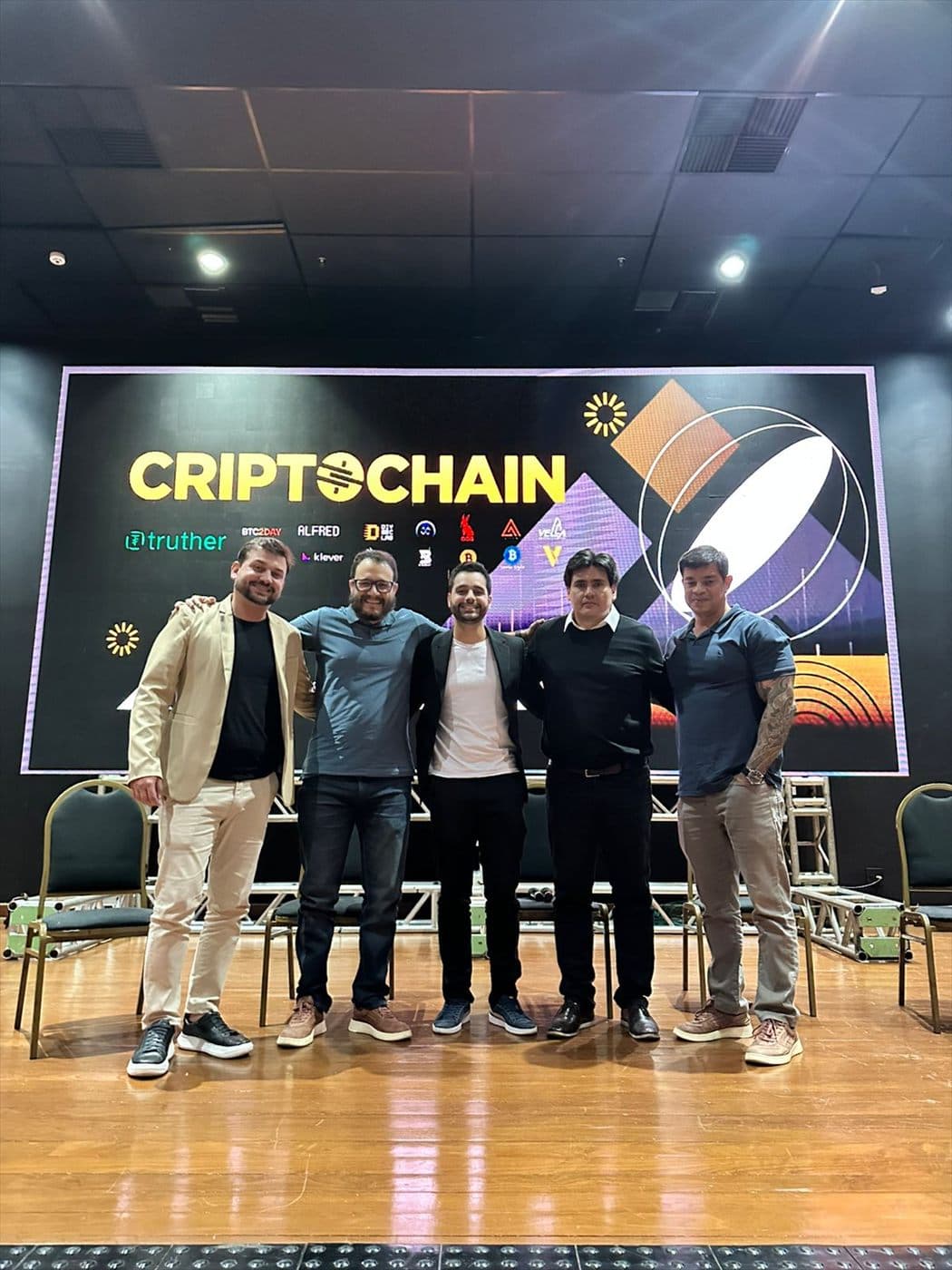Grupo no palco do Criptochain