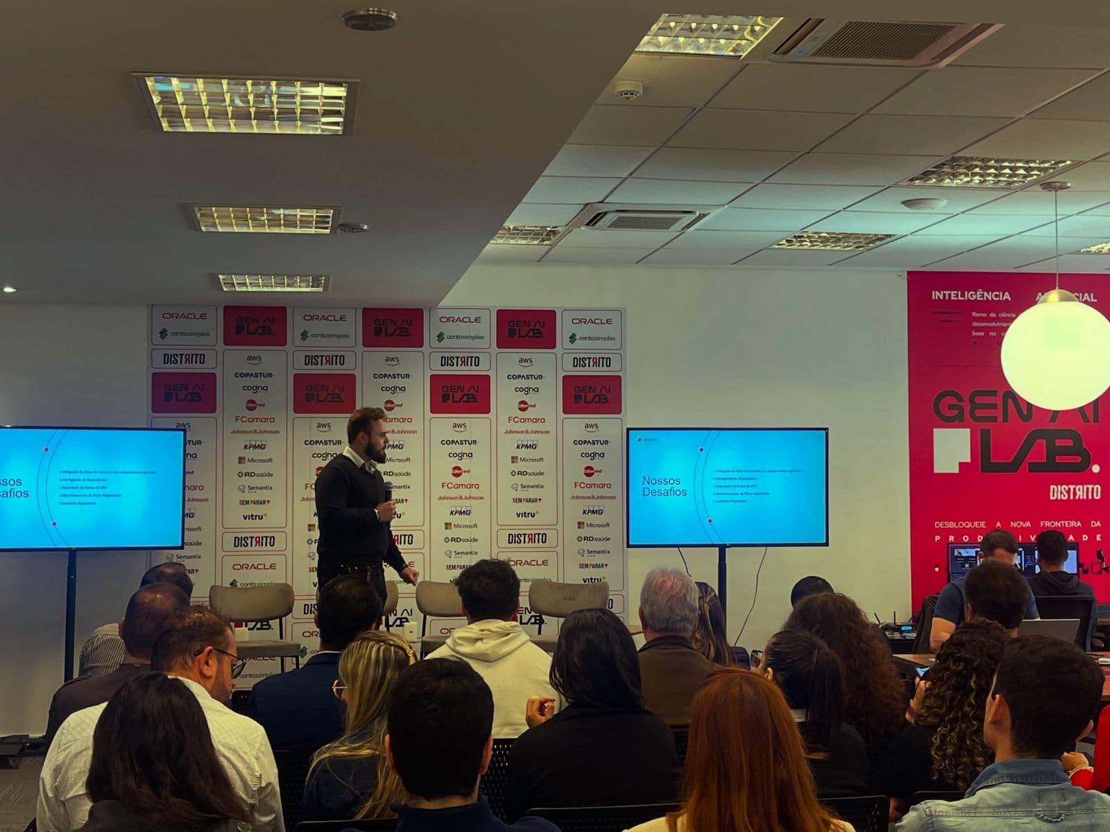Apresentação de desafios de blockchain e IA para startups no Distrito Hub